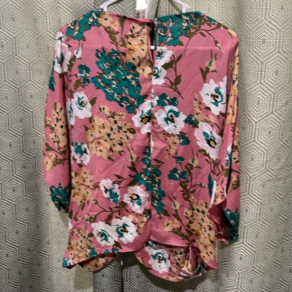 Umgee size small and large wrap knotted front kimono sleeve blouse preloved - Picture 13 of 13